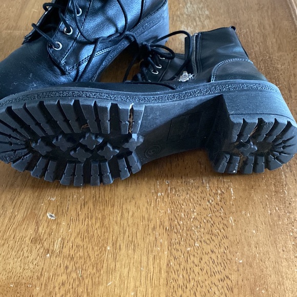 Woman’s size 6 Black boot - Picture 3 of 5